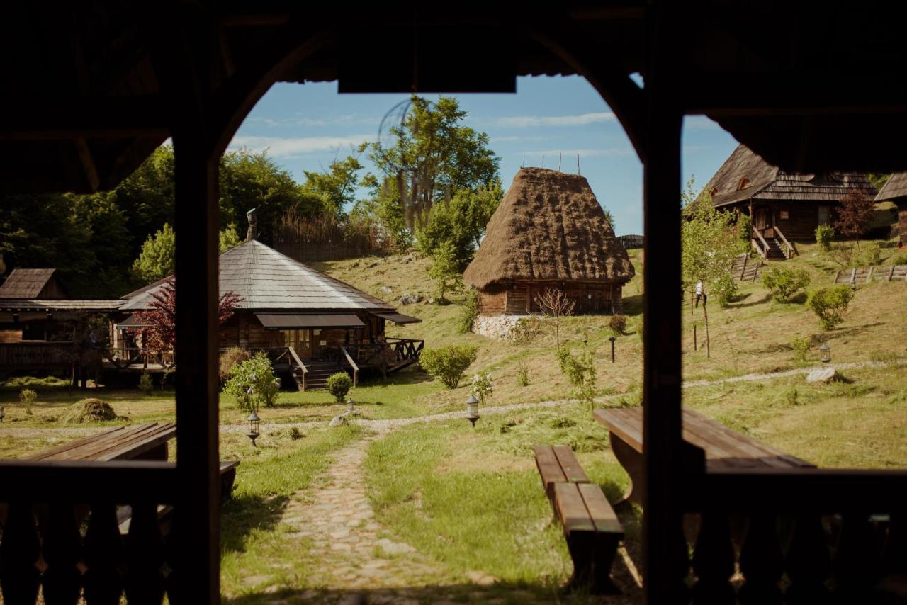 Raven'S Nest - The Hidden Village, Transylvania - Romania Sub Piatra Bagian luar foto