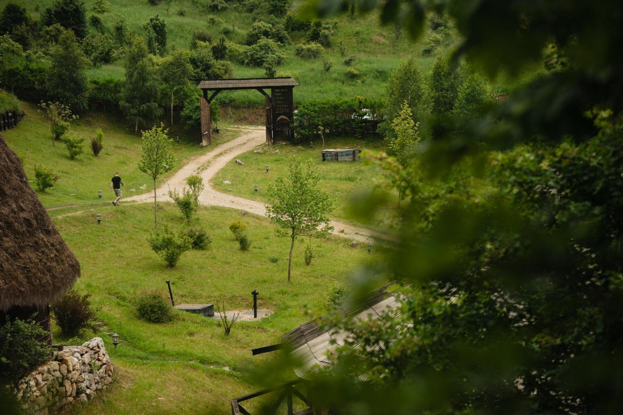 Raven'S Nest - The Hidden Village, Transylvania - Romania Sub Piatra Bagian luar foto
